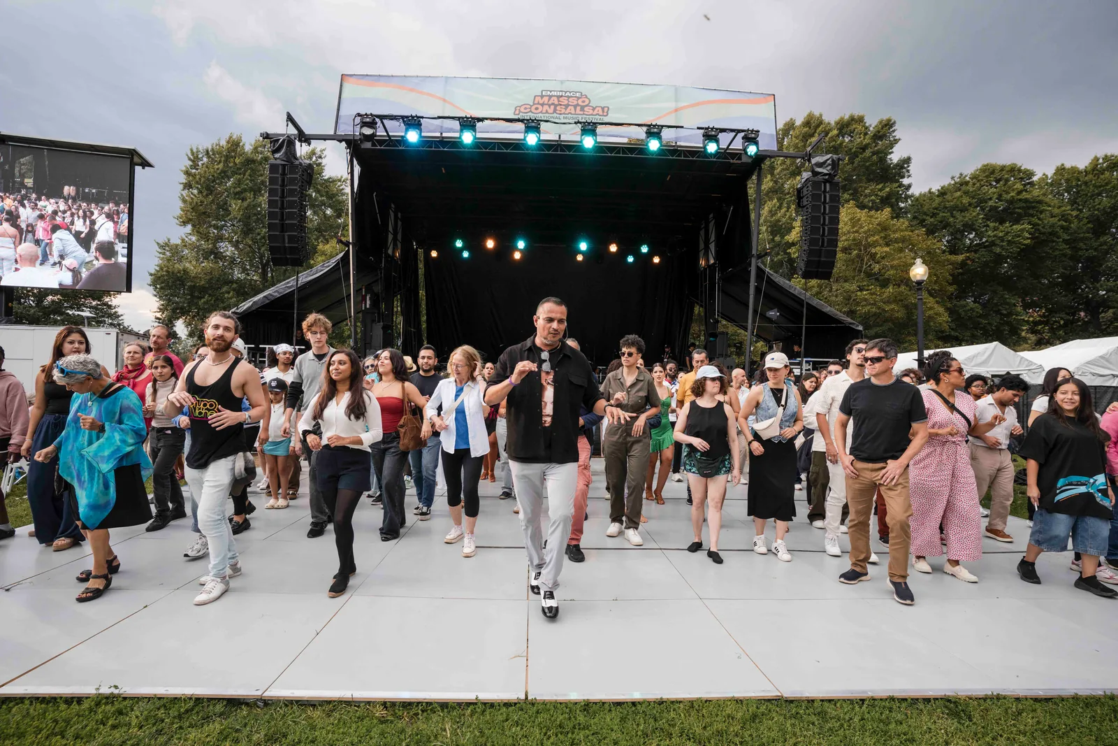 Dancing at the stage, Embrace ¡Con Salsa!